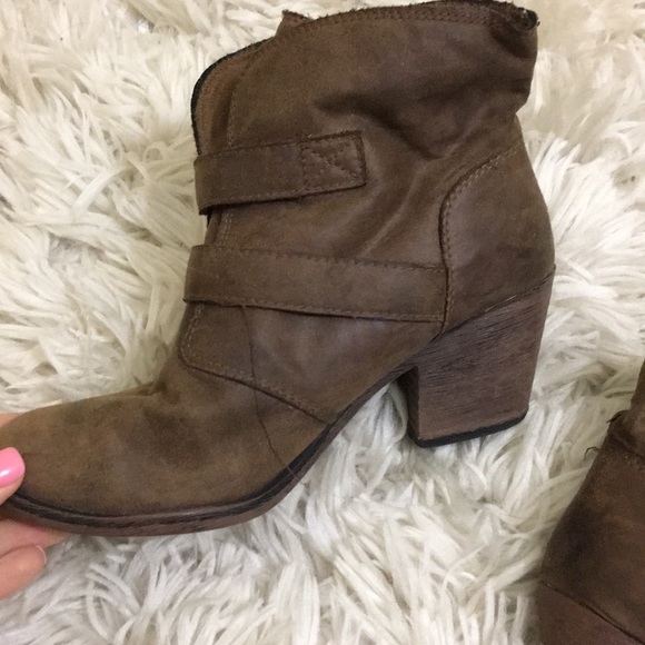 Brown heeled booties - Picture 3 of 6